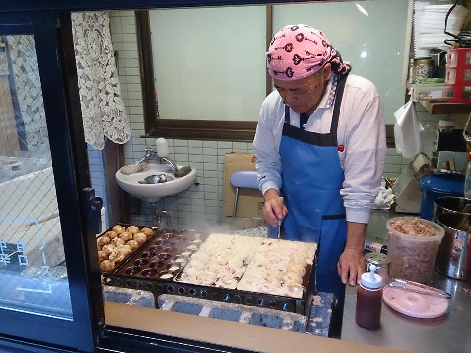 たこ焼きを作るはまやのご主人