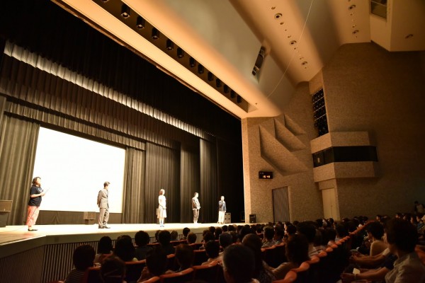 司会の隅田恵里子さん、 菊地健雄監督、次男・義男役の斉藤陽一郎さん、長女・顕子役の中村ゆりさん、長男・冨士夫役を演じ、この映画のプロデューサーでもある桐生コウジさんが登壇。