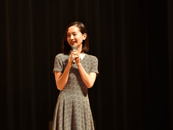 長女・顕子役の中村ゆりさん