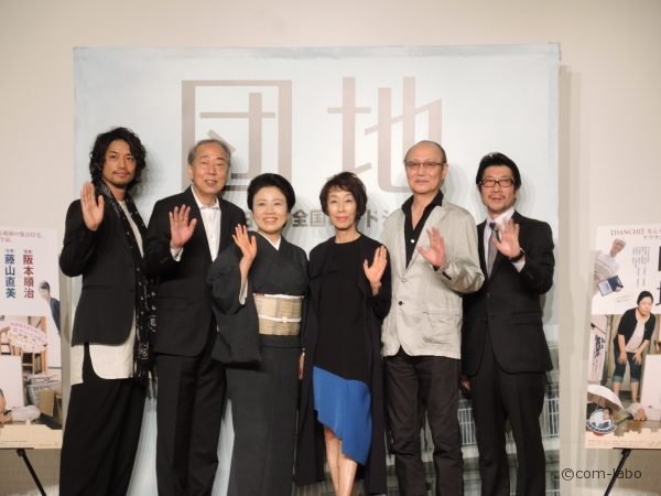 映画「団地」監督と出演者、左から斉藤工、岸部一徳、藤山直美、大楠道代、石橋蓮司、阪本順治監督