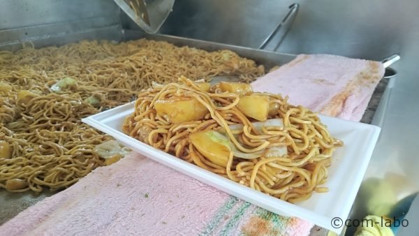 白い発泡トレイに焼きそばが盛られます