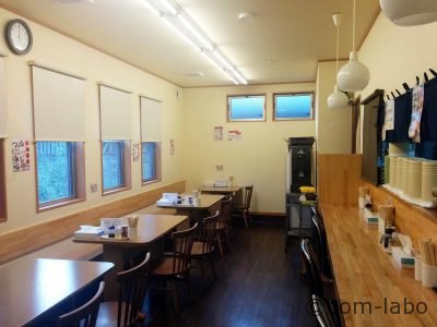 店内はカウンターとテーブル席合わせて計１９席