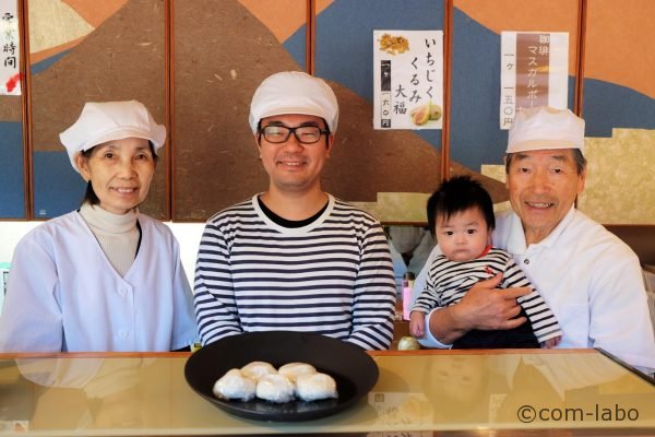 伝統の味、季節の味をお届けするふくしまやの皆さん