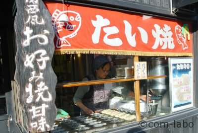 鑁阿寺の北門を出るとすぐ右手にあります。