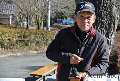 コーヒーミルを回すマスターの菊池さん