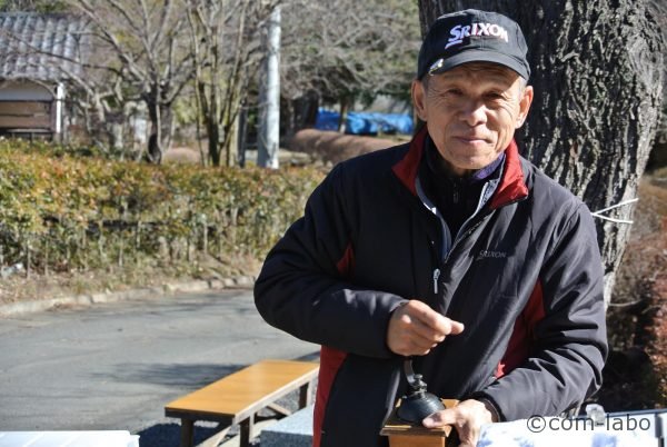 コーヒーミルを回すマスターの菊池さん