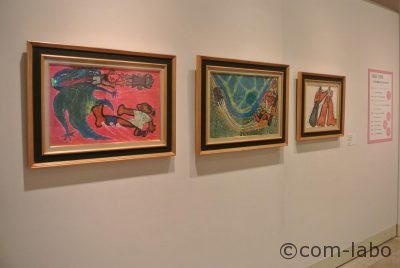 泥絵具を膠（にかわ）で溶いて描かれた作品。1969年金のリンゴ賞　たしませいぞう「ちからたろう」
