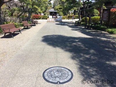 足利学校入徳門付近にある新デザインのマンホールカードに載っているマンホールふた