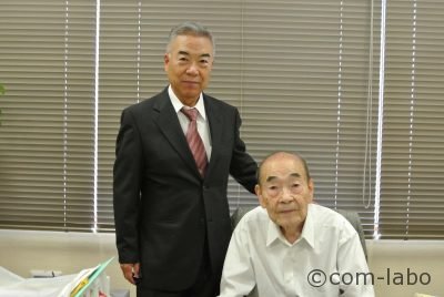 左：隆幸さん。右：俊夫さん。93歳の今も毎日出社しています。