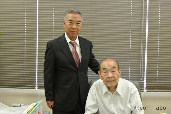 左：隆幸さん。右：俊夫さん。93歳の今も毎日出社しています。