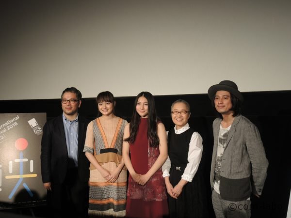 左から菊地健雄監督、主演の荻原みのりさん、久保田紗友さん、準主役のもたいまさこさん、音楽と出演の渡辺シュンスケさん
