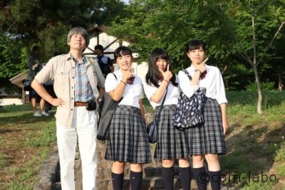 左から小松祥宗教諭、キャプテンの清水羅良さん、２年の栗原詩友（しゆう）さん、谷村思乃（ことの）さん