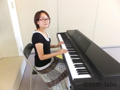 ピアノを楽しむ須永さん「ピアノは月謝制ではなく、１回単位なのも魅力のひとつです」
