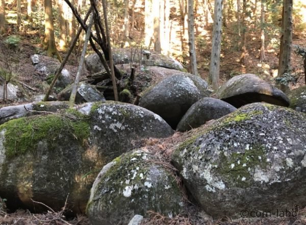 名草巨石群の積み重なっている石の群