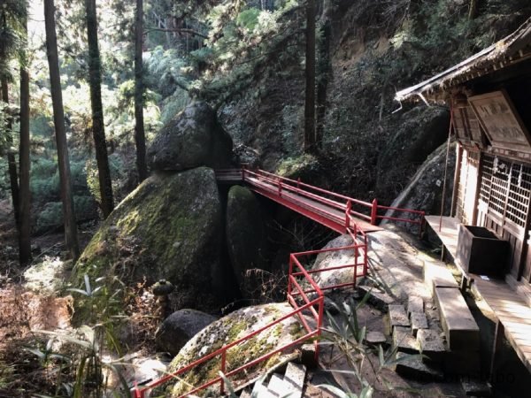  厳島（いつくしま）神社からお供え岩の上部を結ぶ細い橋