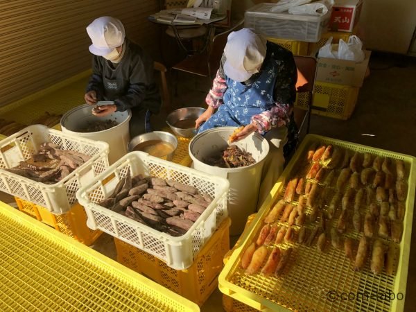 手作業で焼き芋の皮をむく