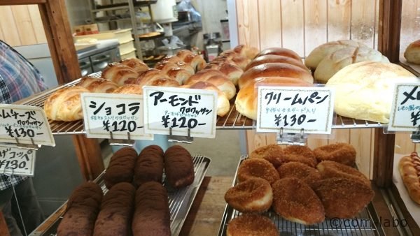 様々な焼き立てパンが並ぶ。