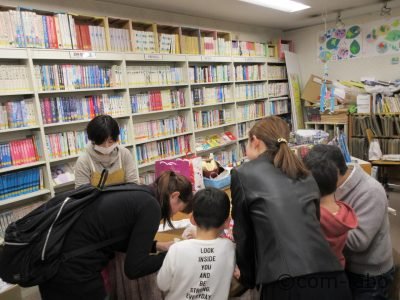 工作教室の様子。親子で、ゆっくり会話しながら楽しそう。お父さんの姿も。