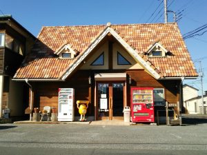 大人も子どもも通うお菓子の家。ログハウスの駄菓子屋さん「お菓子のやまぎし」