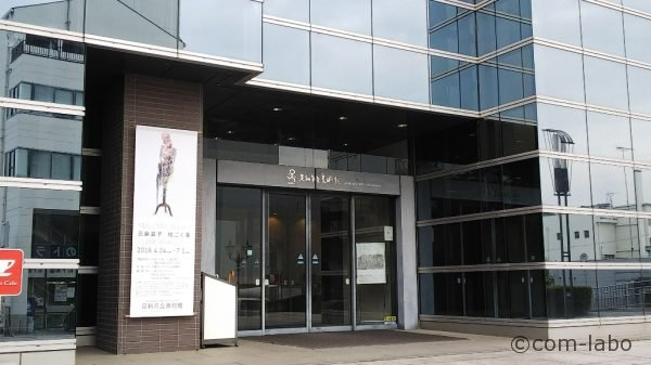 美術館エントランス。フライヤーと同じ「妖精」のポスター