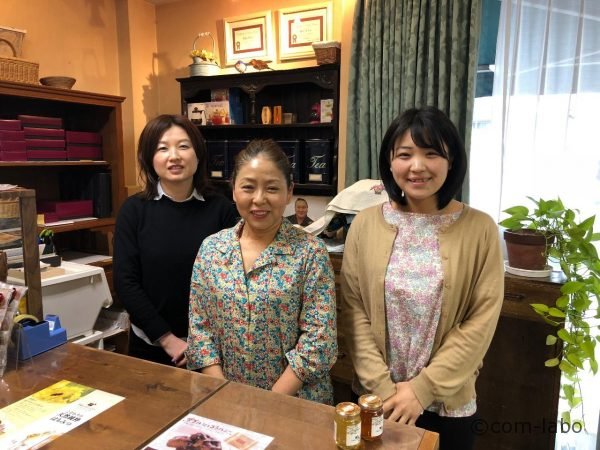 (右から)スタッフの阿部美咲さん、川田真理子さん、開発者の木村怜子さん