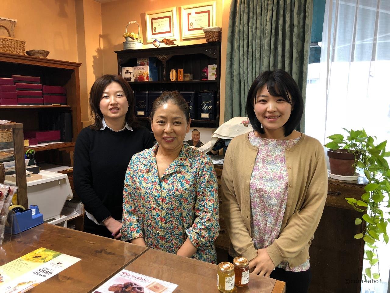 右から スタッフの阿部美咲さん 川田真理子さん 開発者の木村怜子さん あしかがのこと