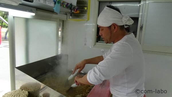 新しい屋台でポテト入り焼きそばを焼く店主の木原さん